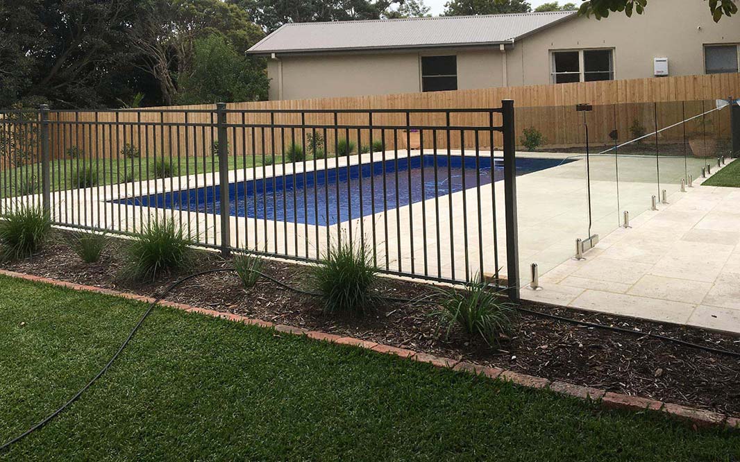 A pool surrounded by aluminium fencing in Melbourne